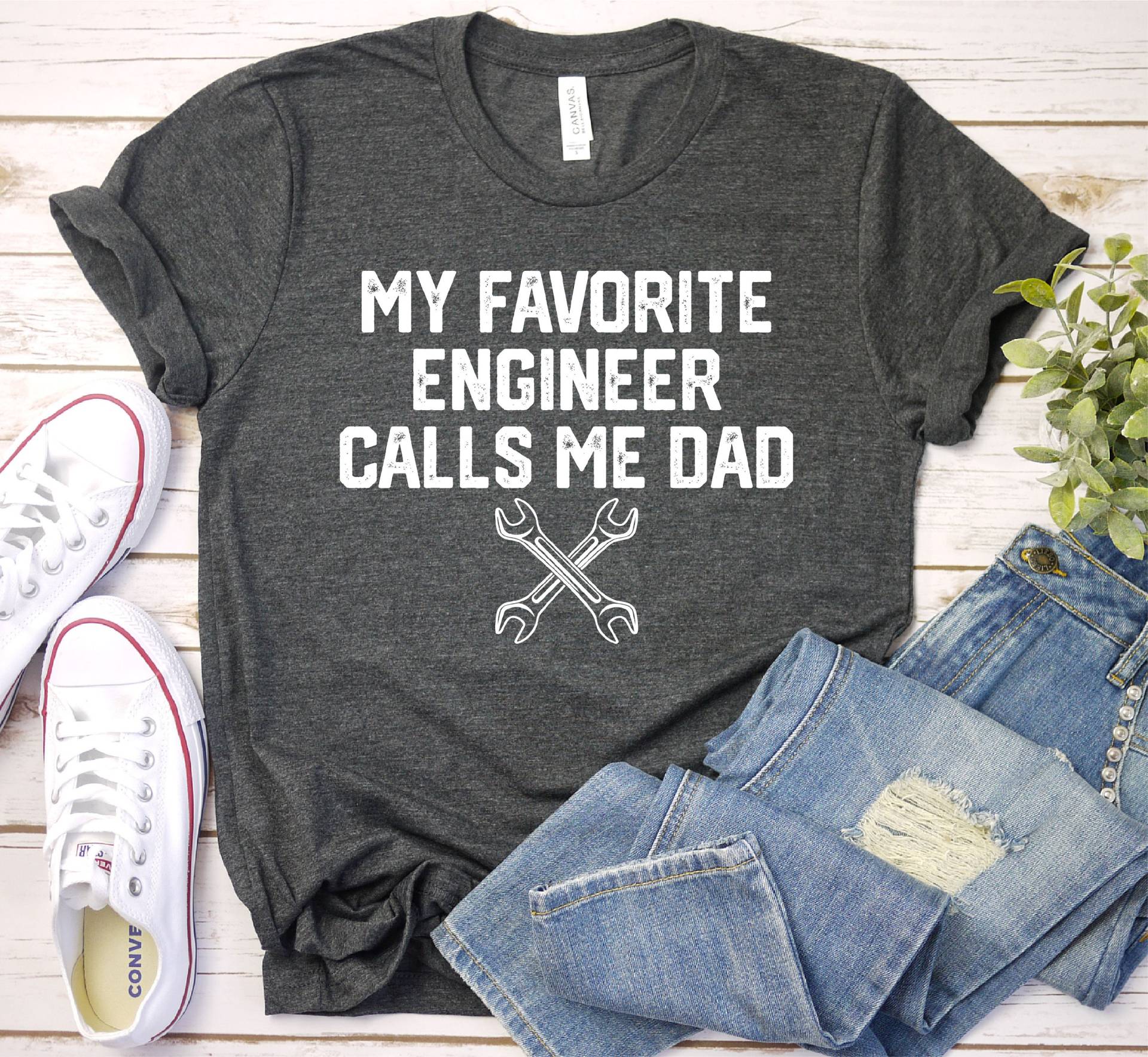 Mein Lieblings-Ingenieur Nennt Mich Dad, Ingenieur-Dad-Shirt, Geschenk Für Papa, Vatertags-Shirt, Ingenieur-Shirt, Premium-Männer-Frauen-Unisex-Shirt von SeamsToBeShirts