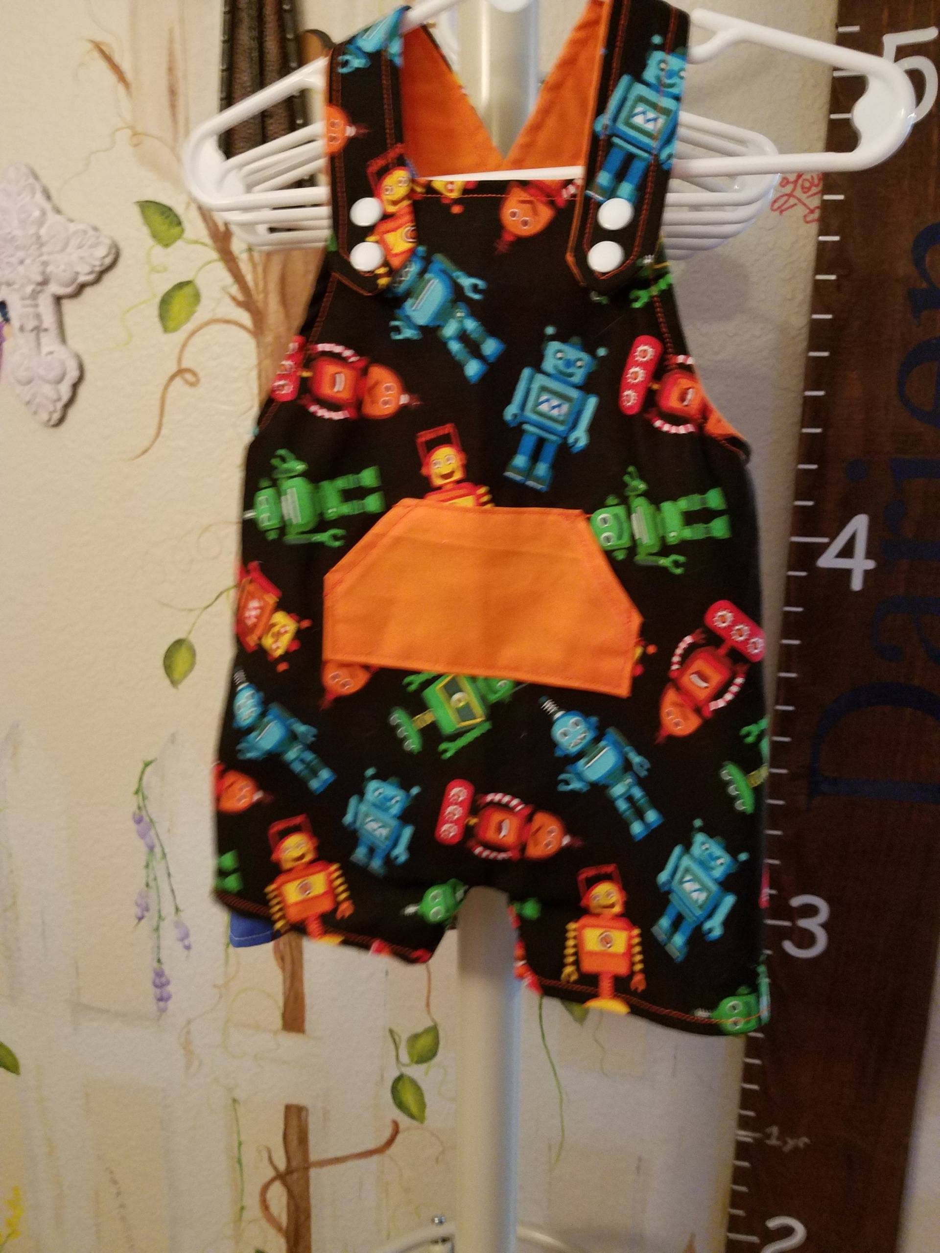 Größe 3-6 Monate Baby Overalls Mit Fronttasche in Fun Robots Stoff Größe 3-6 Monate Baby Overalls Mit Fronttasche in Fun Robots Stoff von SeamstressRosie