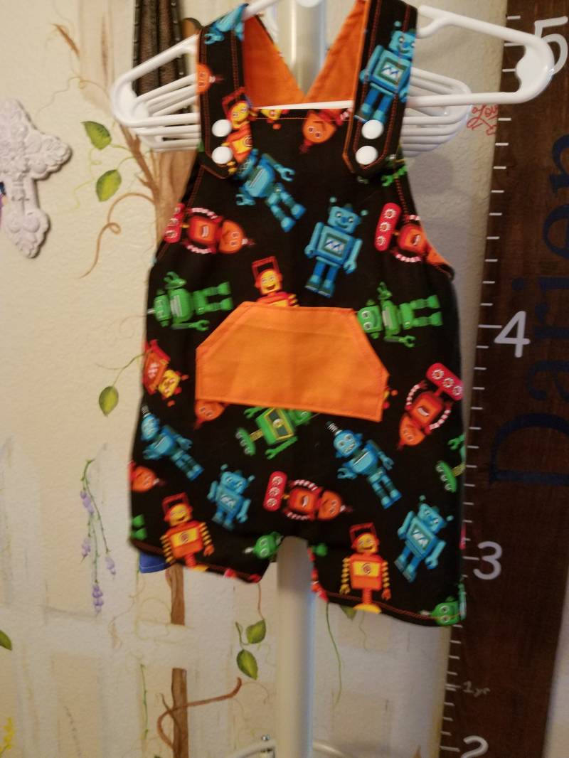 Größe 3-6 Monate Baby Overalls Mit Fronttasche in Fun Robots Stoff Größe 3-6 Monate Baby Overalls Mit Fronttasche in Fun Robots Stoff von SeamstressRosie