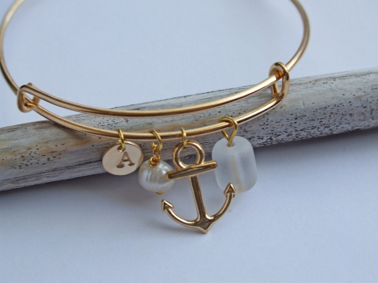 Goldener Anker-Armreif, Brautjungfer Geschenke, Armreifen Armbänder, Hand Gestempelt Ursprünglichen Charme, Meer Glas Süßwasser Perle Bangles Goldener Anker-Armreif, Brautjungfer Geschenke, Armreifen Armbänder, Hand Gestempelt Ursprünglichen Charme, Meer Glas Süßwasser Perle Bangles von SeashoreStories