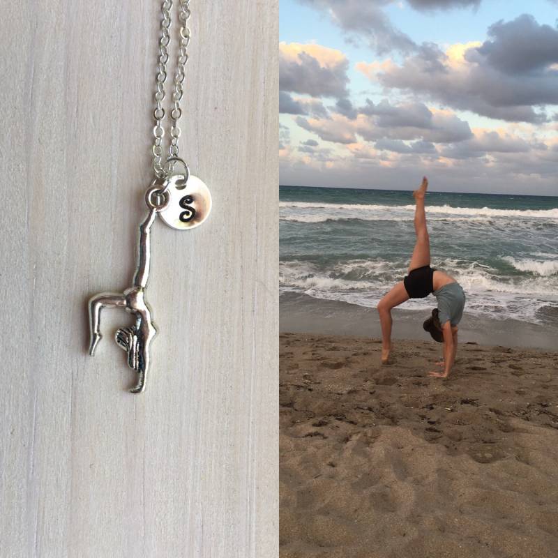 Gymnastics Sterling Silber Halskette, Turnerin Charm, Hand Gestempelt Initial, Personalisiertes Geschenk, Sport Liebhaber Gymnastics Sterling Silber Halskette, Turnerin Charm, Hand Gestempelt Initial, Personalisiertes Geschenk, Sport Liebhaber von SeashoreStories