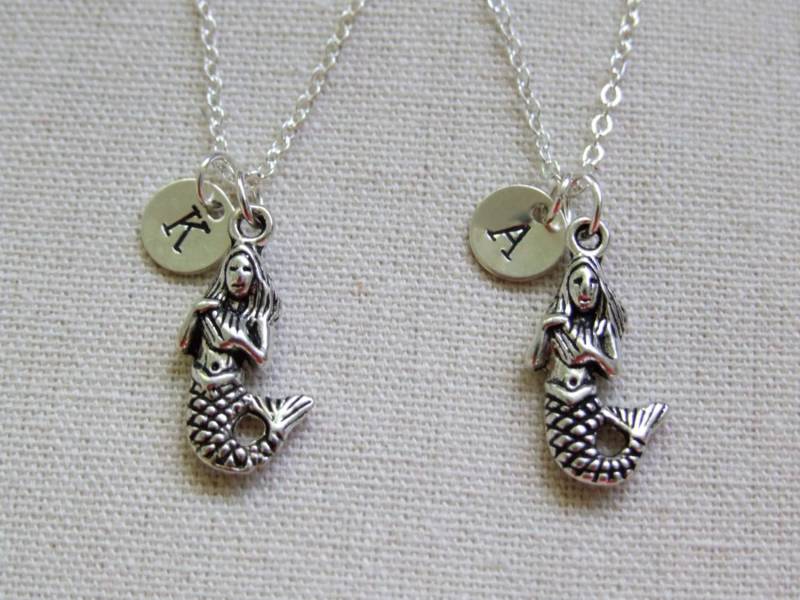 Meerjungfrau Ketten, Satz Von Zwei Besten Freunden Halsketten, Schwestern Personalisierte Erste Monogramm, Liebhaber Meerjungfrau Ketten, Satz Von Zwei Besten Freunden Halsketten, Schwestern Personalisierte Erste Monogramm, Liebhaber von SeashoreStories