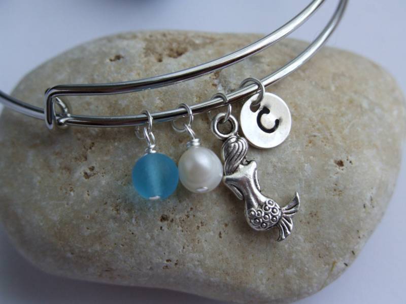 Meerjungfrau Silber Armreif, Verstellbare Personalisierte Strand Aqua Blue Sea Glass, Weißes Glas Perle, Ursprünglichen Charm-Schmuck Meerjungfrau Silber Armreif, Verstellbare Personalisierte Strand Aqua Blue Sea Glass, Weißes Glas Perle, Ursprünglichen Charm-Schmuck von SeashoreStories