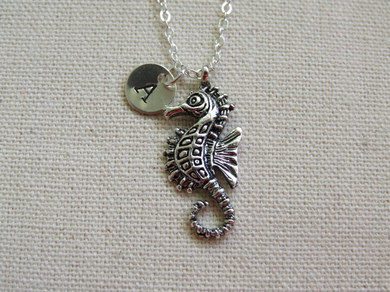Seepferdchen-Halskette, Meer Tierfreund, Personalisiert, Hand Gestempelt Erste, Sinnvolle Geschenk, Persönliches Seepferdchen Schmuck, Monogramm Seepferdchen-Halskette, Meer Tierfreund, Personalisiert, Hand Gestempelt Erste, Sinnvolle Geschenk, Persönliches Seepferdchen Schmuck, Monogramm von SeashoreStories