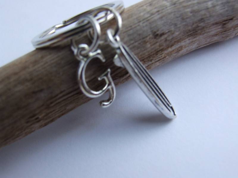 Surfbrett Schlüsselanhänger, Initial Personalisierte Schlüsselkette, Personalisierter Schlüsselring, Personalisiertes Geschenk Surfbrett Schlüsselanhänger, Initial Personalisierte Schlüsselkette, Personalisierter Schlüsselring, Personalisiertes Geschenk von SeashoreStories
