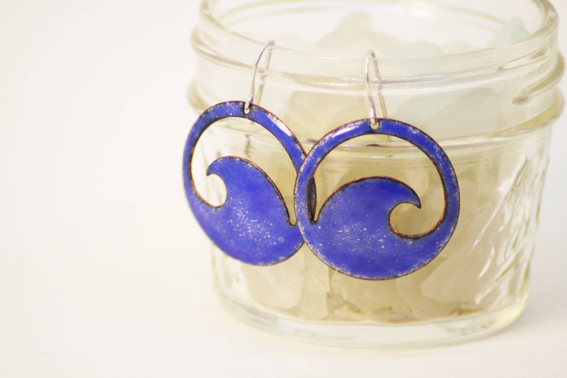 Königsblaue Emaille-Ohrringe Mit Welle von SeasideHarmonyDesign