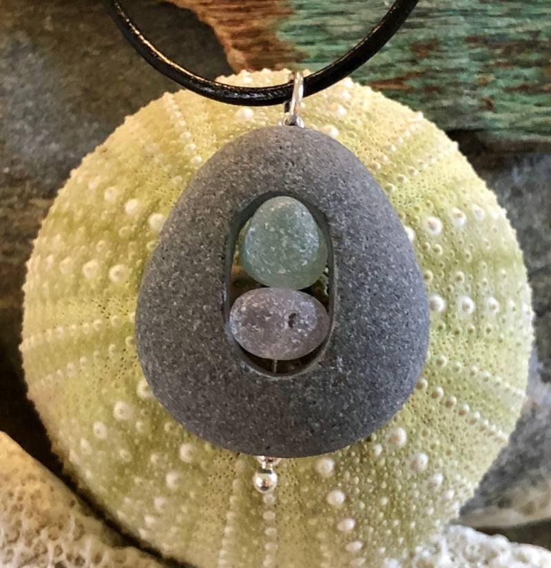 Echter Seeglasschmuck - Violettes Und Meeresgrünes Seeglas Eingefasst in Einem Strandstein von Seasidebyarlene3