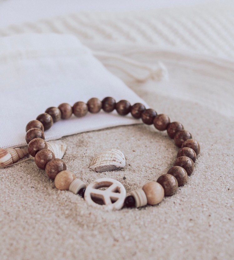 Armband Für Männer Im Boho Beach Style | Accessoire Mit Peacezeichen Und Holzperlen Armband Für Männer Im Boho Beach Style | Accessoire Mit Peacezeichen Und Holzperlen von Seasideoflife