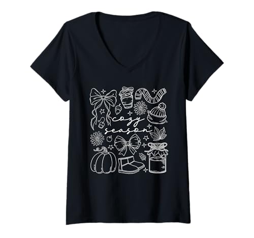 Damen Cozy Season Herbst Kürbis Herbst Schleife Kerze Hut Schal Stiefel T-Shirt mit V-Ausschnitt Damen Cozy Season Herbst Kürbis Herbst Schleife Kerze Hut Schal Stiefel T-Shirt mit V-Ausschnitt von Seasonal Cozy Autumn Fall Holiday Graphic Outfit