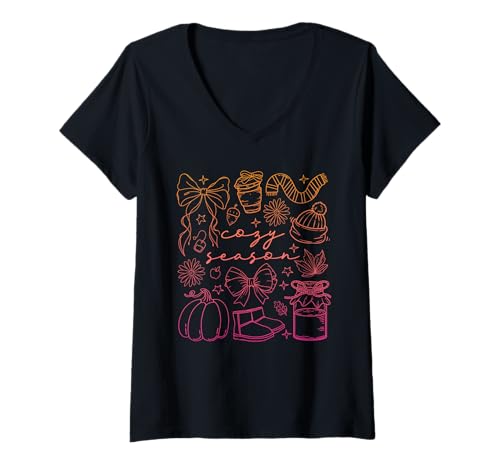 Damen Cozy Season Herbst Kürbis Herbst Schleife Kerze Hut Schal Stiefel T-Shirt mit V-Ausschnitt Damen Cozy Season Herbst Kürbis Herbst Schleife Kerze Hut Schal Stiefel T-Shirt mit V-Ausschnitt von Seasonal Cozy Autumn Fall Holiday Graphic Outfit
