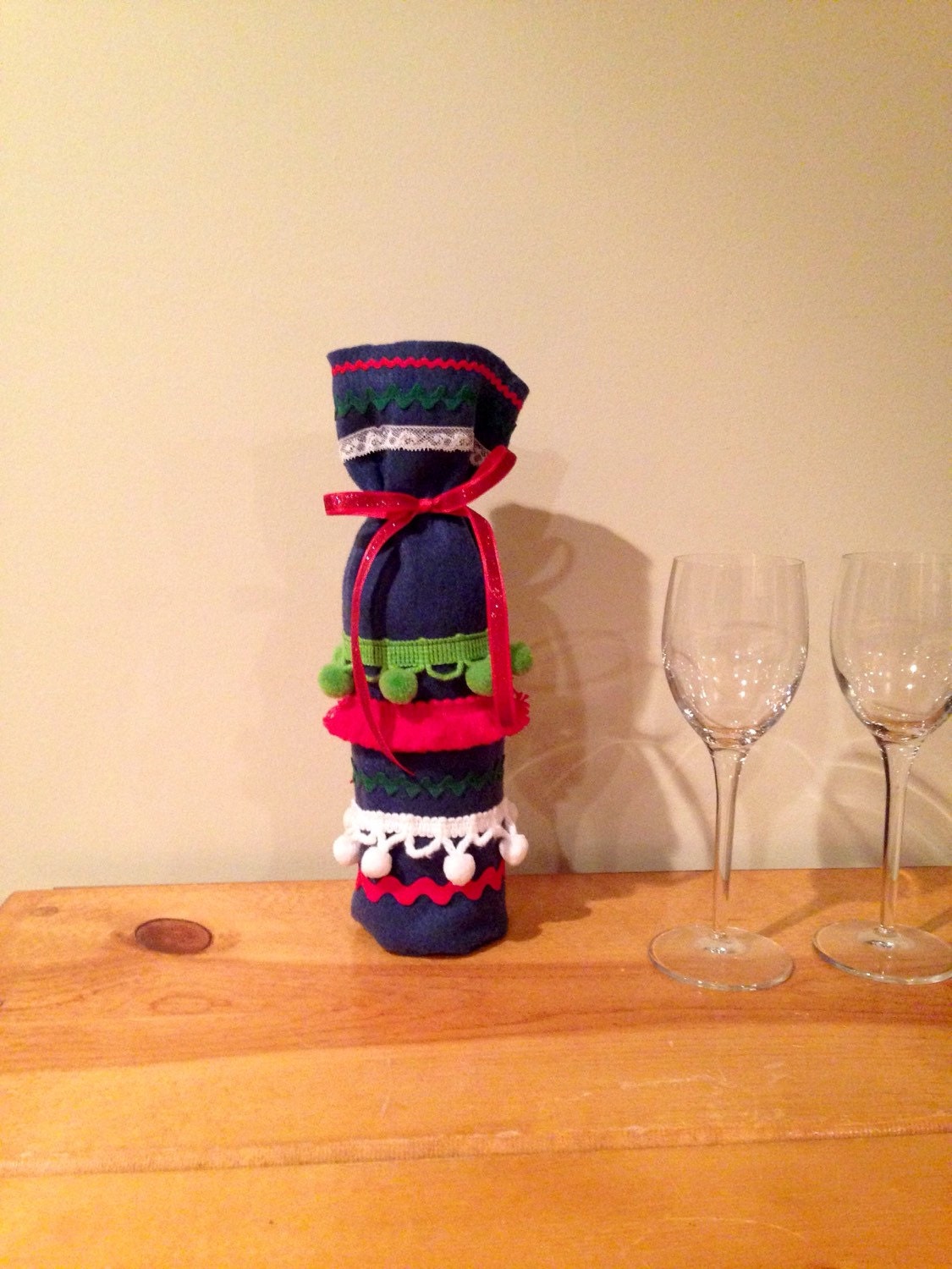 Flasche Geschenktüte. Weinflasche Dekorativer Geschenkbeutel. Weihnachten. Urlaub. Hässlicher Pullover von SeasonalMarie