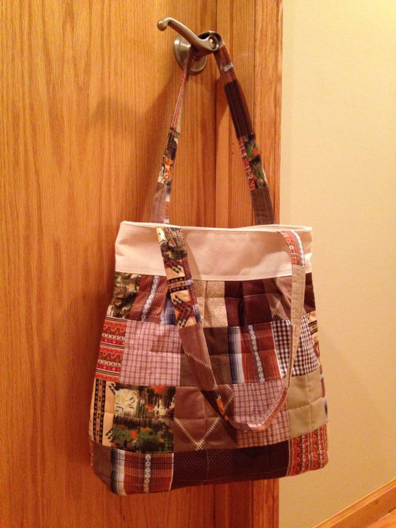 Gesteppte Und Plissierte Schultertasche. Breite Unterseite. Leinwand Gefüttert. Braun Gesteppte Und Plissierte Schultertasche. Breite Unterseite. Leinwand Gefüttert. Braun von SeasonalMarie