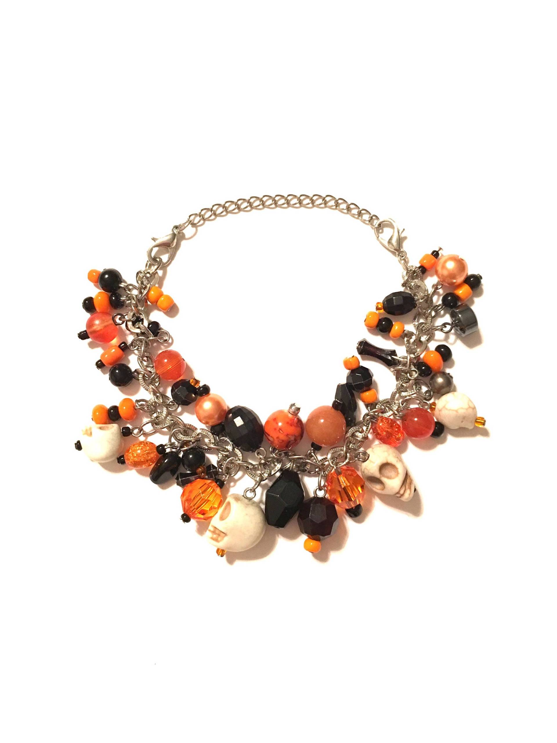 Halloween Totenkopf Armband. Schwarz Und Orange Mit Weißen Totenköpfen von SeasonalMarie