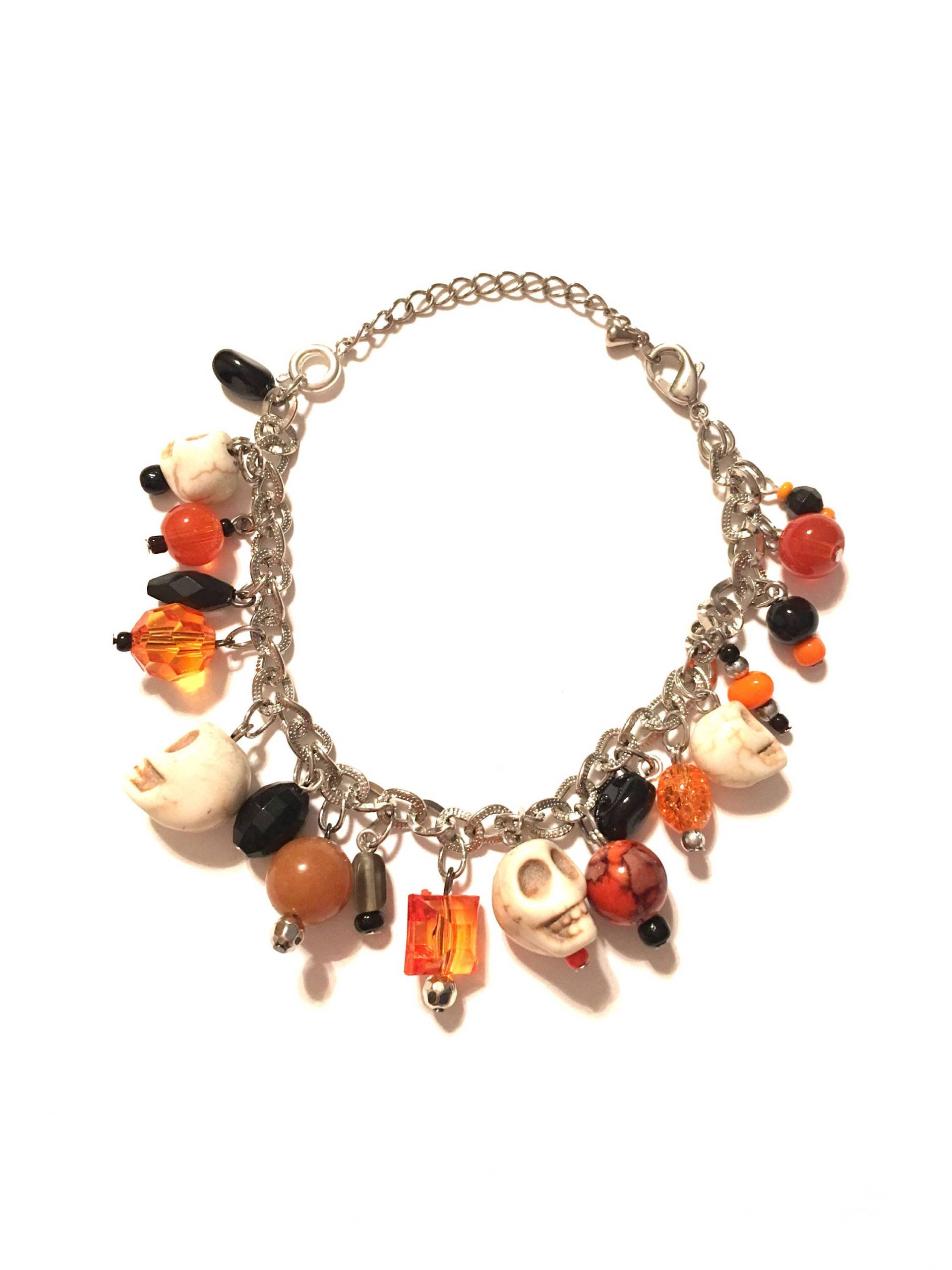Halloween Totenkopf Armband. Schwarz Und Orange Mit Weißen Totenköpfen von SeasonalMarie