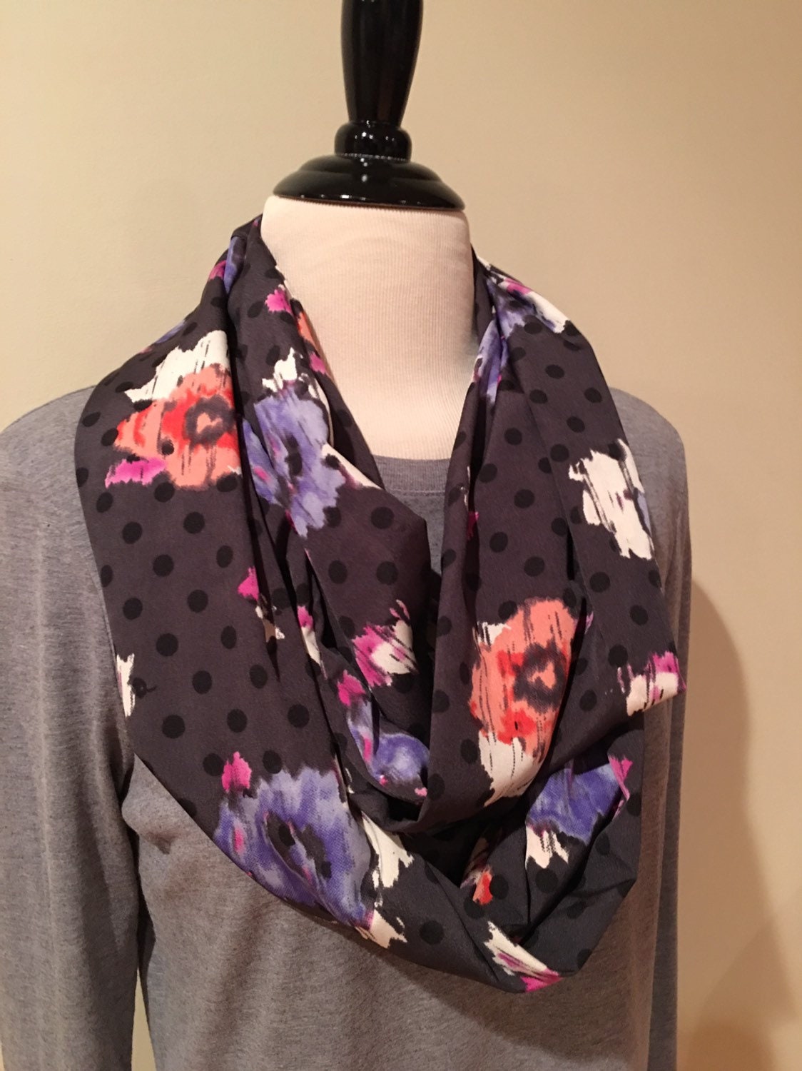 Infinity Schal. Grau Mit Schwarzen Polk-A-Dots Und Fowers von SeasonalMarie