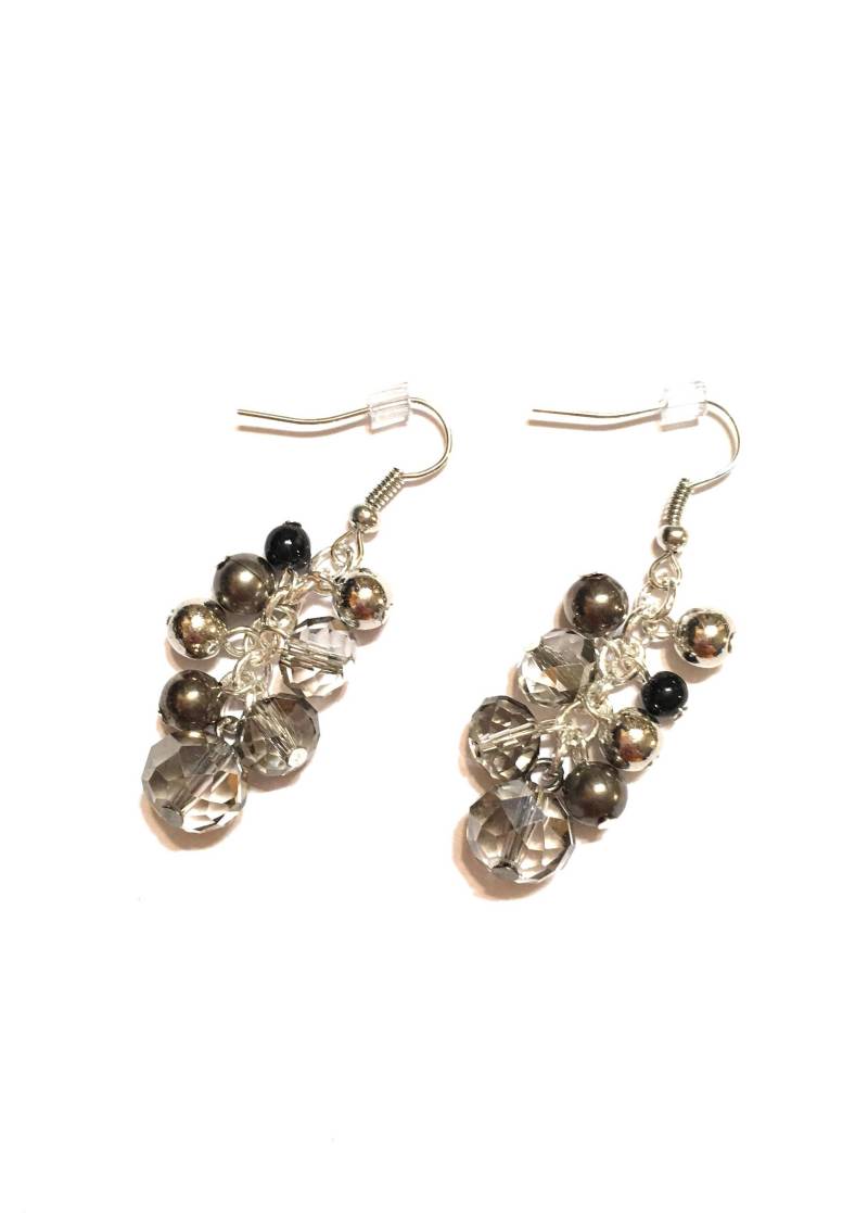 Ohrringe. Handgemachter Cluster. Schwarz, Grau, Silber. Baumeln Ohrringe. Handgemachter Cluster. Schwarz, Grau, Silber. Baumeln von SeasonalMarie