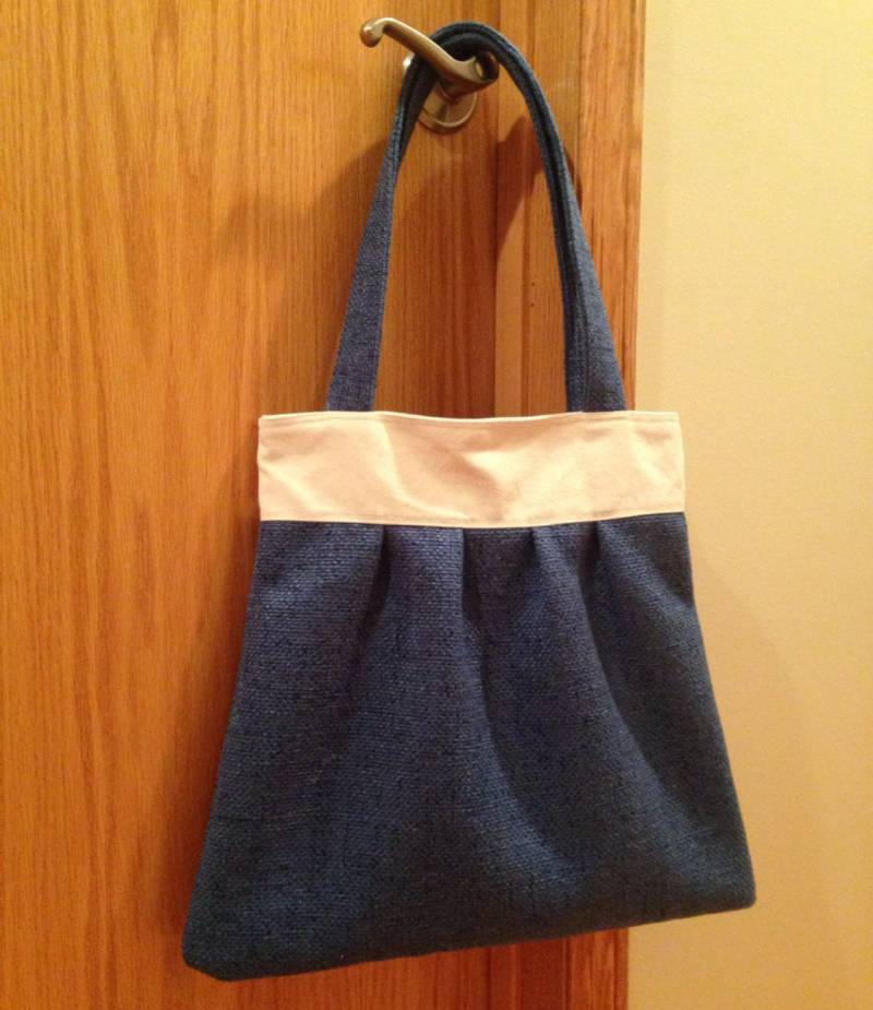 Plissierte Schultertasche. Blaue Polsterung. Leinwand Gefüttert Plissierte Schultertasche. Blaue Polsterung. Leinwand Gefüttert von SeasonalMarie