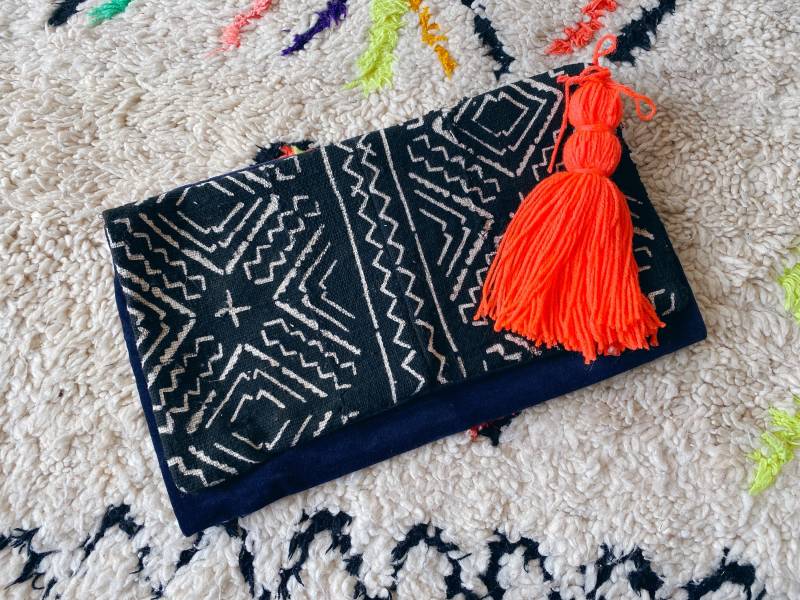 Clutch Aus Schlammstoff Mit Quaste von SeatThreads