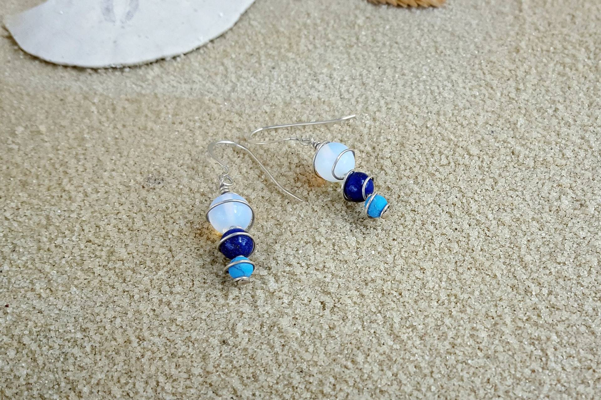 Draht Umwickelt Türkis, Lapislazuli Und Opalith Funky Ohrschmuck Draht Umwickelt Türkis, Lapislazuli Und Opalith Funky Ohrschmuck von SeaworthyCraft