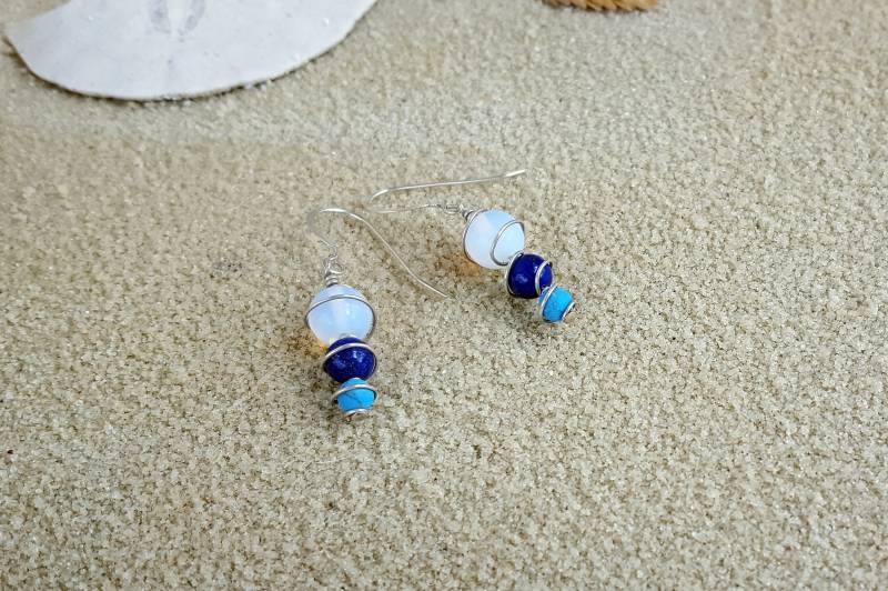 Draht Umwickelt Türkis, Lapislazuli Und Opalith Funky Ohrschmuck Draht Umwickelt Türkis, Lapislazuli Und Opalith Funky Ohrschmuck von SeaworthyCraft