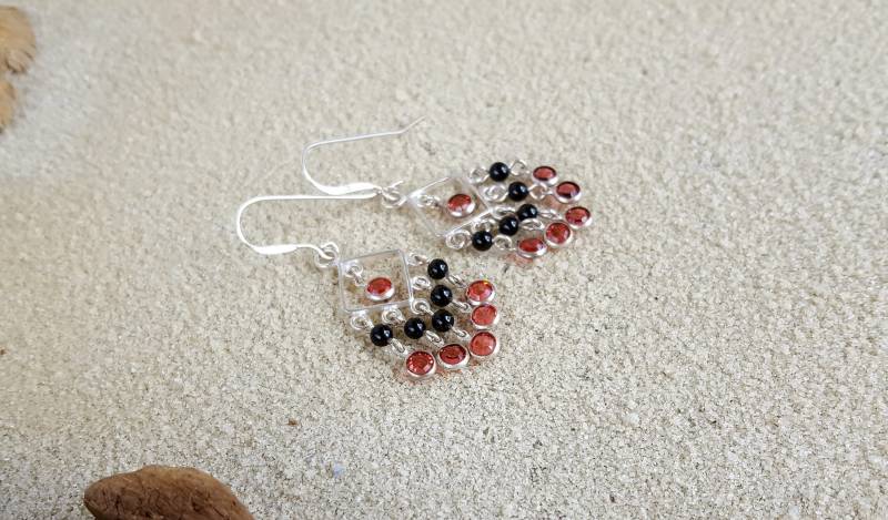 Koralle Rosa Swarovskikristall Und Schwarzem Onyx Sterling Silber Ohrringe Koralle Rosa Swarovskikristall Und Schwarzem Onyx Sterling Silber Ohrringe von SeaworthyCraft