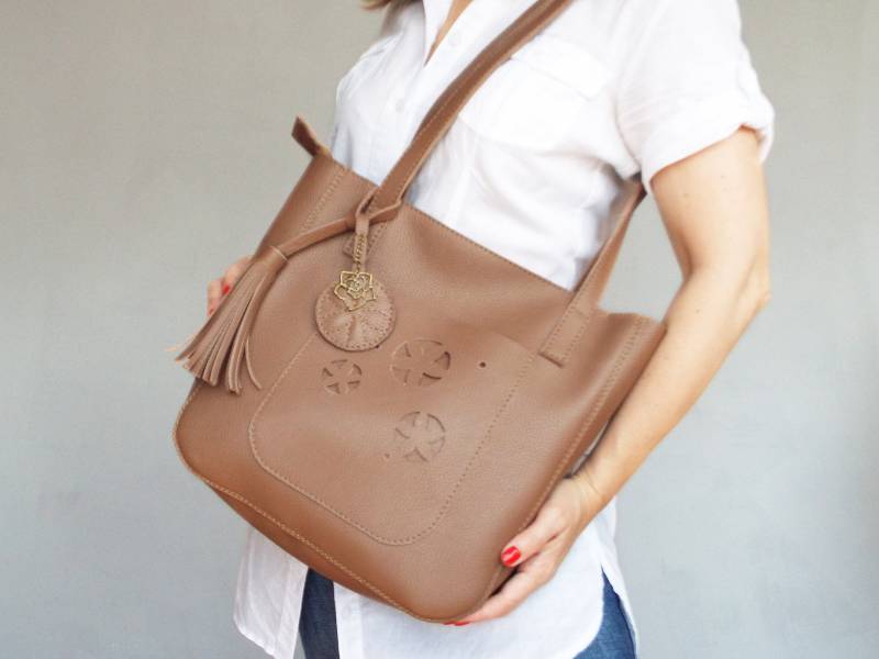 Beige Leder-Einkaufstasche. Sommer Leder Umhängetasche. Geldbörse Medium. Leder-Handtasche. Sepia Ledertasche von Secinski