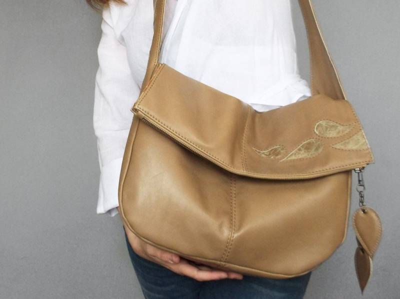 Beige Leder Hobo Tasche. Foldover Beige Slouchy Schulter Geldbörse. Applikation Beige Leder Hobo Tasche. Foldover Beige Slouchy Schulter Geldbörse. Applikation von Secinski