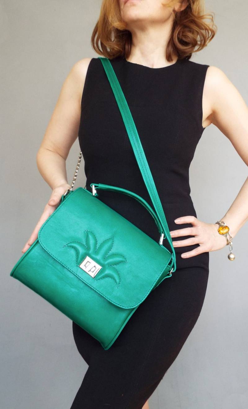Grüne Lederhandtasche. Grünen Sattel Leder Geldbörse. Grün Geprägte Crossbody Geldbeutel Grüne Lederhandtasche. Grünen Sattel Leder Geldbörse. Grün Geprägte Crossbody Geldbeutel von Secinski