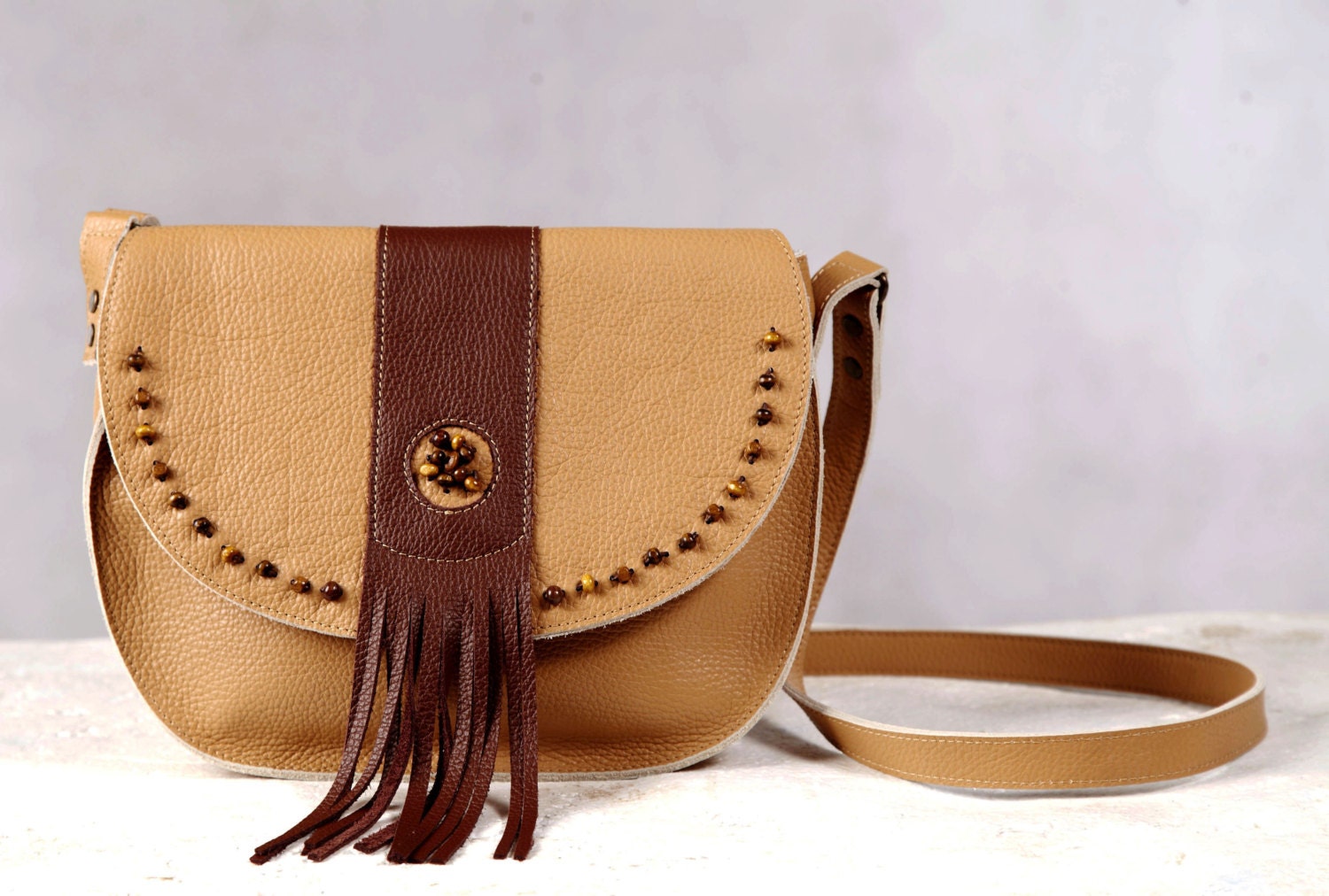 Leder-Umhängetasche. Cappuccino/Braun Kreuz Body Handtasche. Beige Umhängetasche Perlen Holz Dekor Leder-Umhängetasche. Cappuccino/Braun Kreuz Body Handtasche. Beige Umhängetasche Perlen Holz Dekor von Secinski