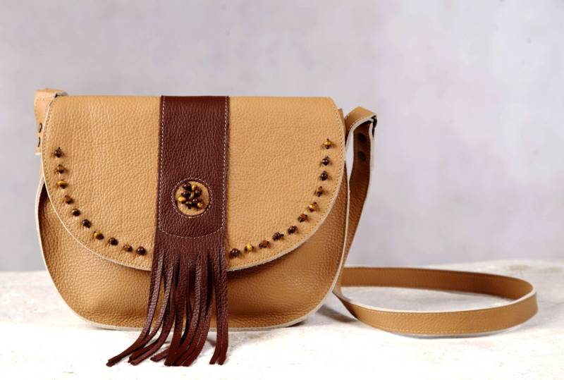 Leder-Umhängetasche. Cappuccino/Braun Kreuz Body Handtasche. Beige Umhängetasche Perlen Holz Dekor Leder-Umhängetasche. Cappuccino/Braun Kreuz Body Handtasche. Beige Umhängetasche Perlen Holz Dekor von Secinski