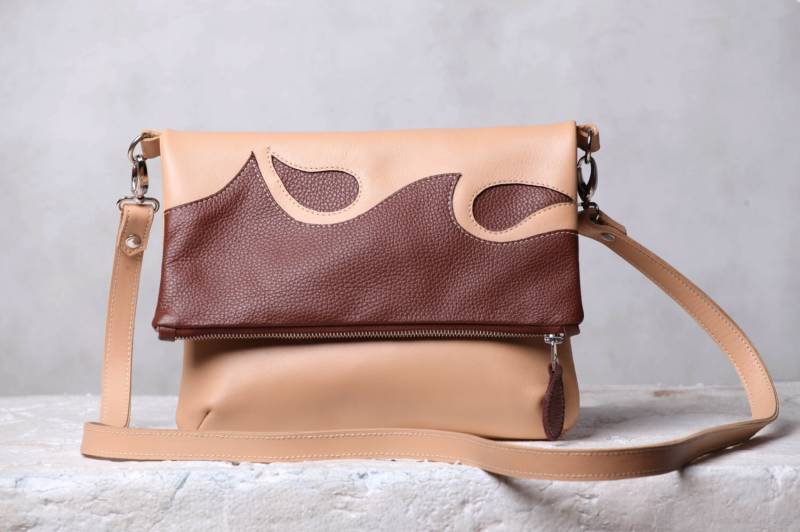 Leder Umhängetasche. Foldover Cross Body Bag. Beige, Braun Crossbody Geldbörse. Applikation Kreuz Körper Leder Umhängetasche. Foldover Cross Body Bag. Beige, Braun Crossbody Geldbörse. Applikation Kreuz Körper von Secinski