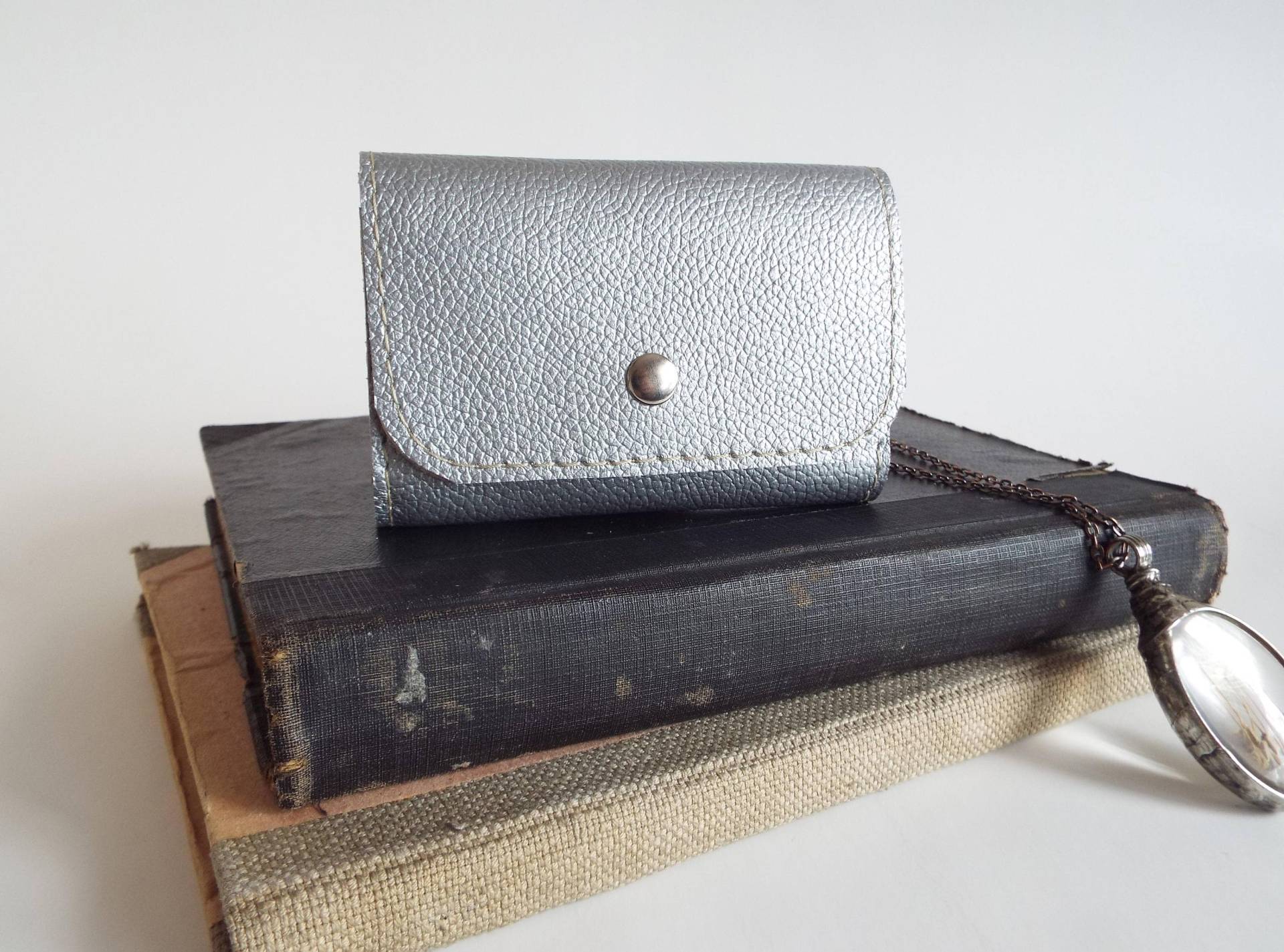 Schlüsseletui Aus Leder. Silberfarbenem Leder Für 6 Schlüssel. Schlüsselanhänger Schlüsseletui Aus Leder. Silberfarbenem Leder Für 6 Schlüssel. Schlüsselanhänger von Secinski
