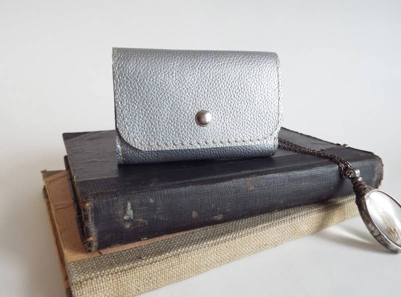 Schlüsseletui Aus Leder. Silberfarbenem Leder Für 6 Schlüssel. Schlüsselanhänger von Secinski