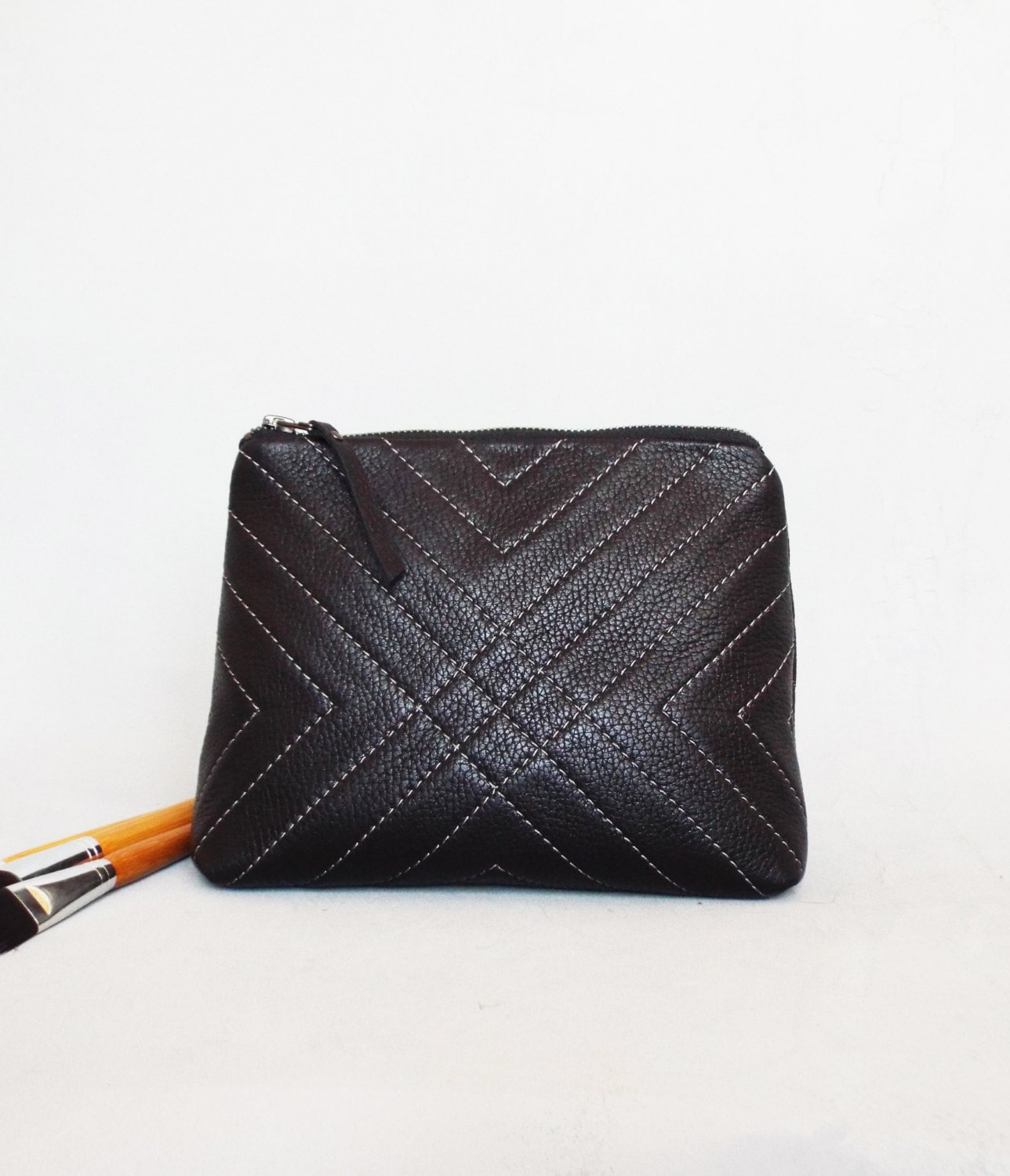 Schwarzes Lederkosmetiktasche, Kulturbeutel Ledertasche, Gesteppte Kosmetiktäschchen, Reise-Leder-Etui von Secinski