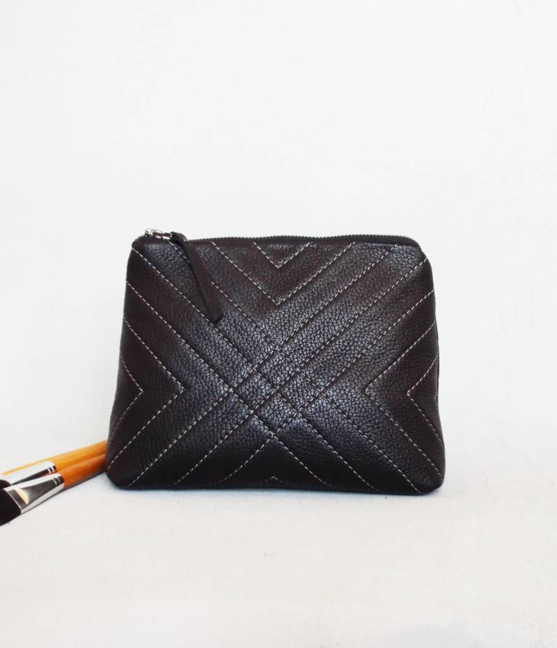 Schwarzes Lederkosmetiktasche, Kulturbeutel Ledertasche, Gesteppte Kosmetiktäschchen, Reise-Leder-Etui von Secinski