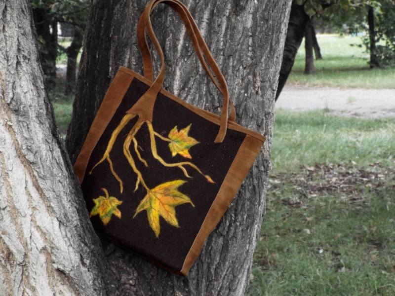 Wildleder Und Filz Braun Tasche. Herbst Blätter Dekor Geldbörse, Handtasche. Filztasche Wildleder Und Filz Braun Tasche. Herbst Blätter Dekor Geldbörse, Handtasche. Filztasche von Secinski