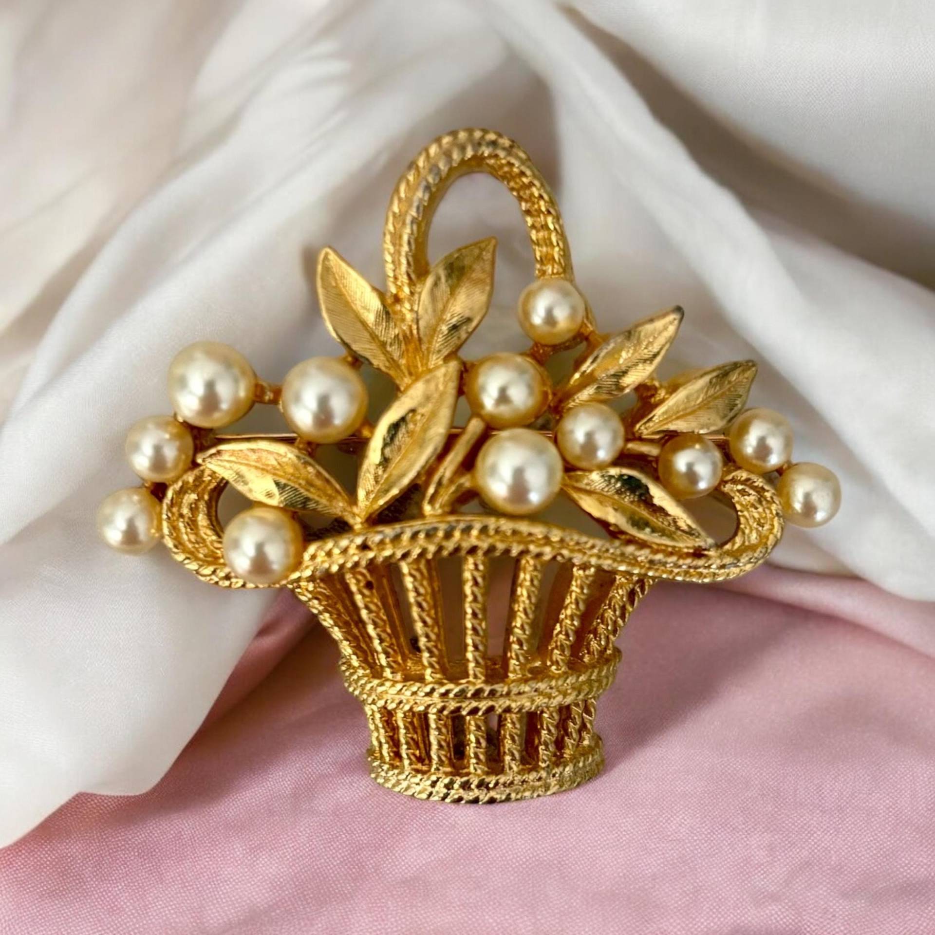 Vintage Blumenkorb Brosche, Ben Amun Schmuck, Zarte Hochzeitsschmuck von SecondActShop