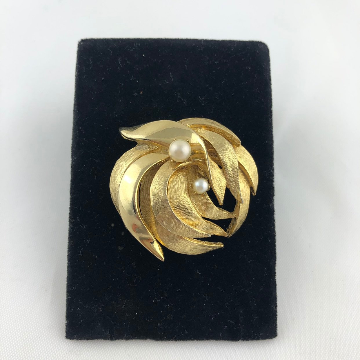 Vintage Brooks Signierte Blatt Brosche Mit Kunstperle Akzent von SecondActShop