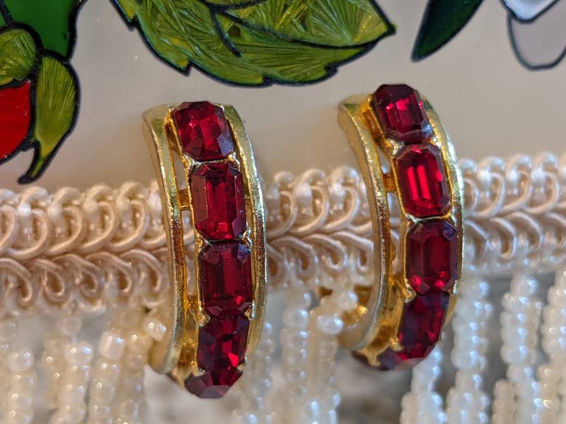 Mid Century Smaragd Schliff Rot Glas Halbmond Gold Ton Ohrringe von SecondGlanceByRenee
