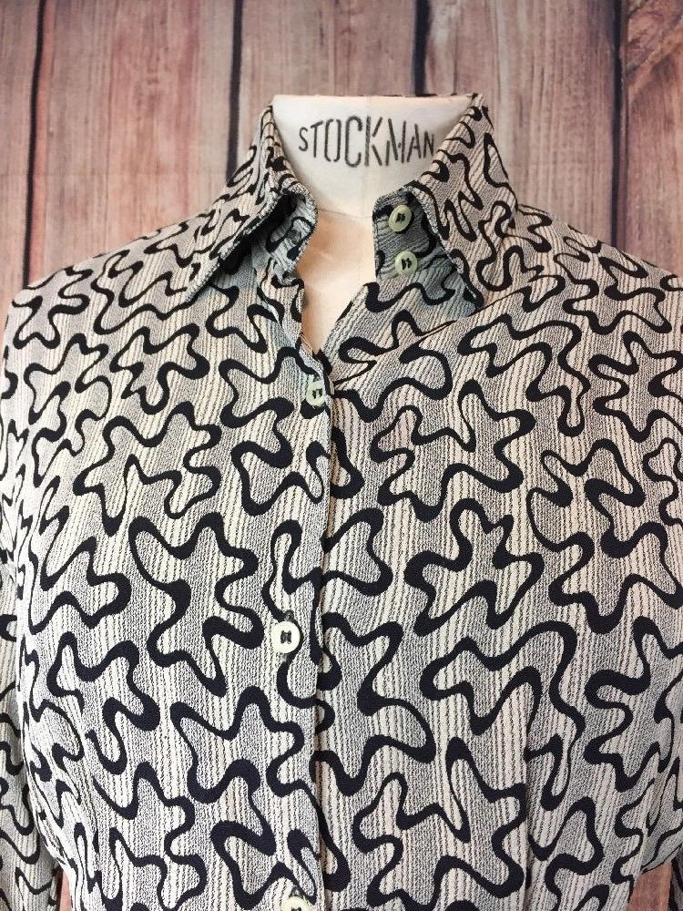 Vintage 70Er Jahre Balg Brut Le Garage Paris Disco Abstrakte Kringel, Zick-Zack-Tan Und Schwarz, Damenbluse M/Knopfleiste Shirt Vintage 70Er Jahre Balg Brut Le Garage Paris Disco Abstrakte Kringel, Zick-Zack-Tan Und Schwarz, Damenbluse M/Knopfleiste Shirt von SecondHandersVintage