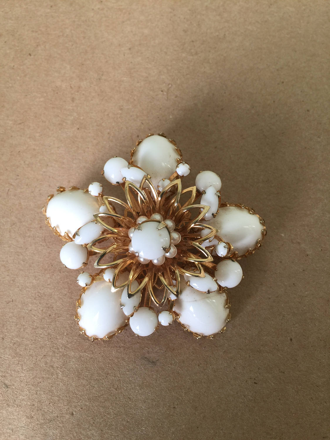 1960Er Jahre Goldfarbene Brosche Mit Milchweißen Steinen Modeschmuck 1960Er Jahre Goldfarbene Brosche Mit Milchweißen Steinen Modeschmuck von SecondSymphony
