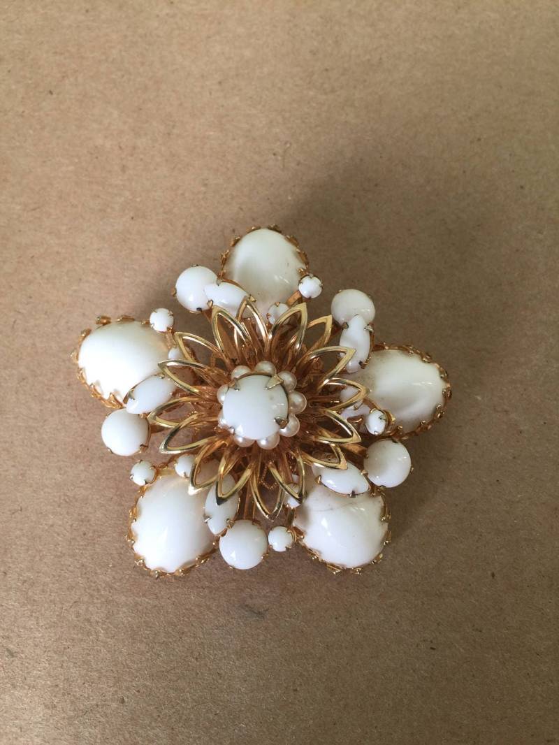 1960Er Jahre Goldfarbene Brosche Mit Milchweißen Steinen Modeschmuck 1960Er Jahre Goldfarbene Brosche Mit Milchweißen Steinen Modeschmuck von SecondSymphony