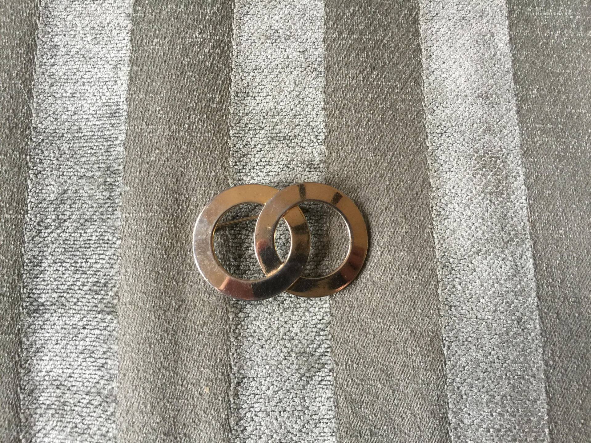 Doppel-Kreis Gold Ton Brosche Kostüm Pin Doppel-Kreis Gold Ton Brosche Kostüm Pin von SecondSymphony