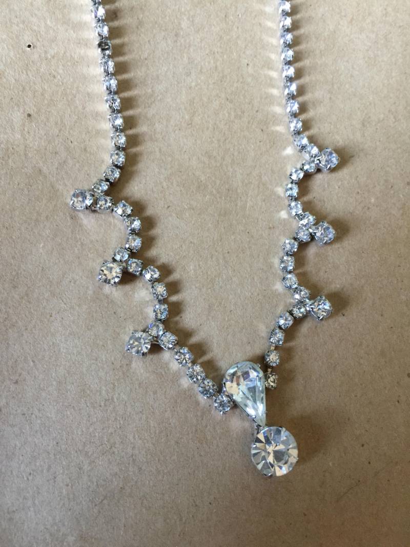Scaloped Rand Vintage Strass Halskette Mit Tropfen Stein Ballerina-Halskette Scaloped Rand Vintage Strass Halskette Mit Tropfen Stein Ballerina-Halskette von SecondSymphony