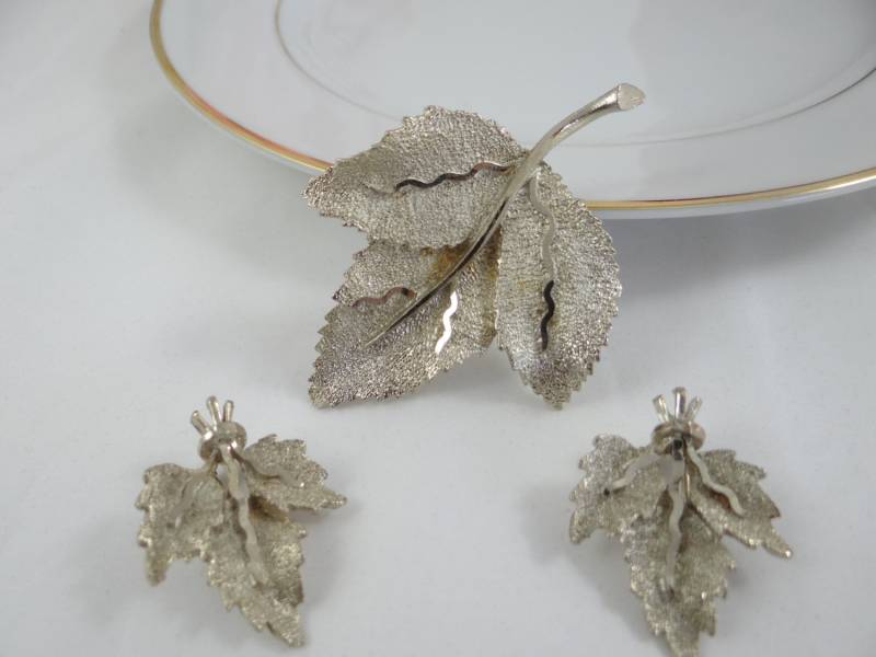 1950Er Jahre Vintage Signiert Bsk Goldton Blatt Passende Brosche Und Clip Ohrringe Set von SecondWindShop