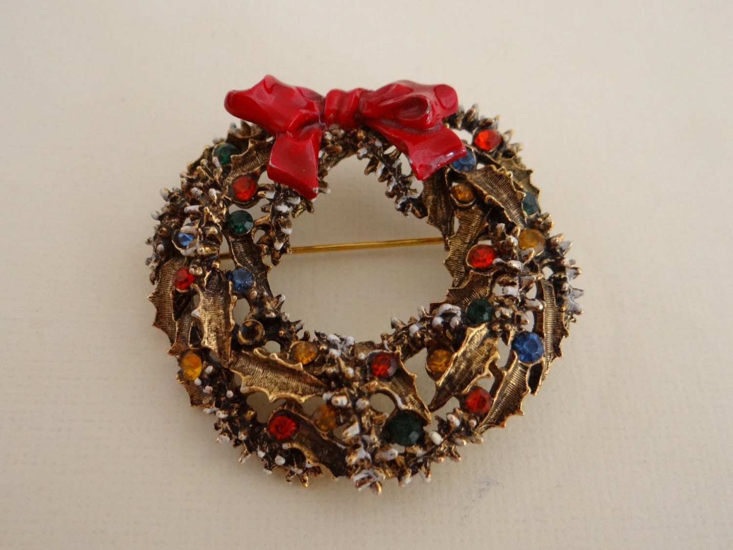 Art Holiday Kranz Mit Bunten Strasssteinen Und Roter Schleife Brosche Pin - Vintage Art von SecondWindShop