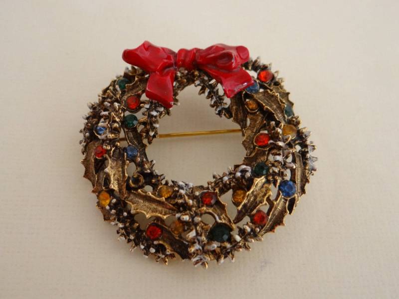 Art Holiday Kranz Mit Bunten Strasssteinen Und Roter Schleife Brosche Pin - Vintage Art von SecondWindShop