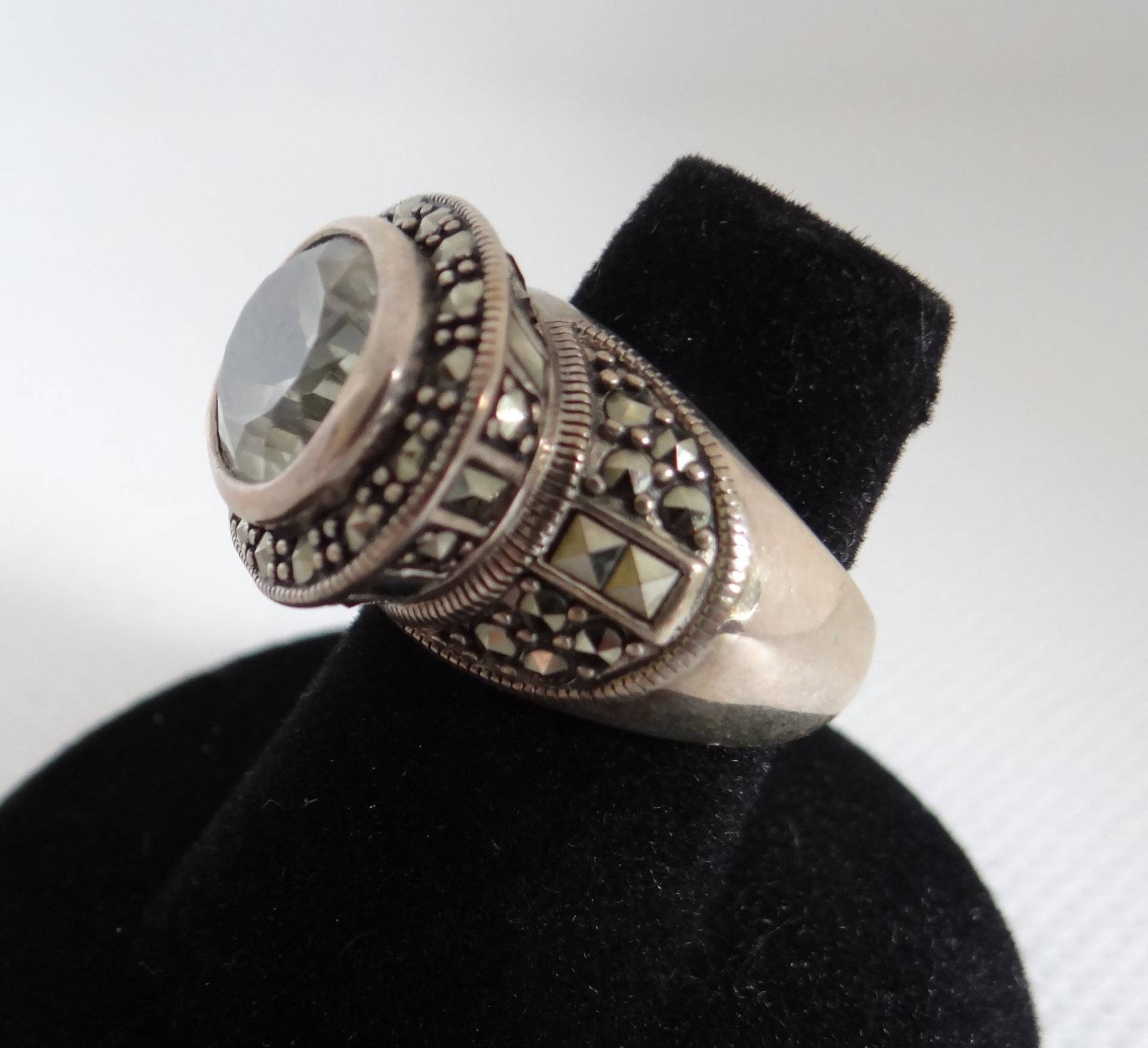 Blass Grün Facettierten Strass Oval Ring Auf Einem Sterling Silber Einstellung Mit Hämatit Akzente - Größe 6 Geschenk Für Sie Einfache Elegante von SecondWindShop