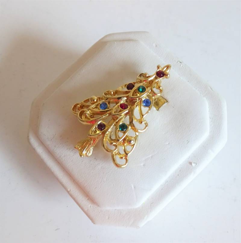 Eisenberg Ice Gold Ton Swag Ast Weihnachtsbaum Brosche Mit Rot Grün Und Blau Strasssteinen - Vintage Weihnachtsbrosche von SecondWindShop