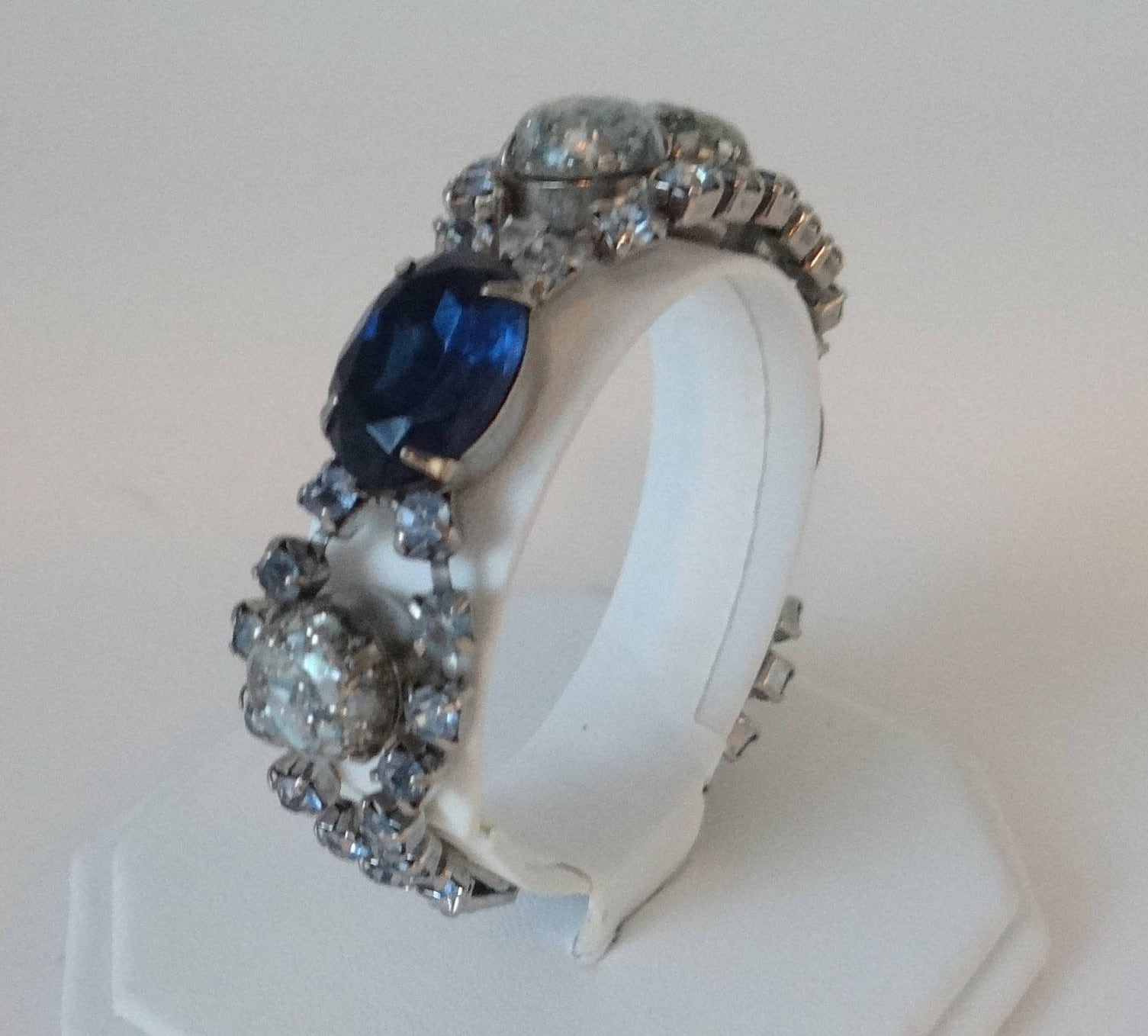 Hübsche Saphir Blau Und Konfetti Stein Mit Klaren Strass Armband Auf Einem Silber Ton Einstellung - Mid Century Juliana Stil von SecondWindShop